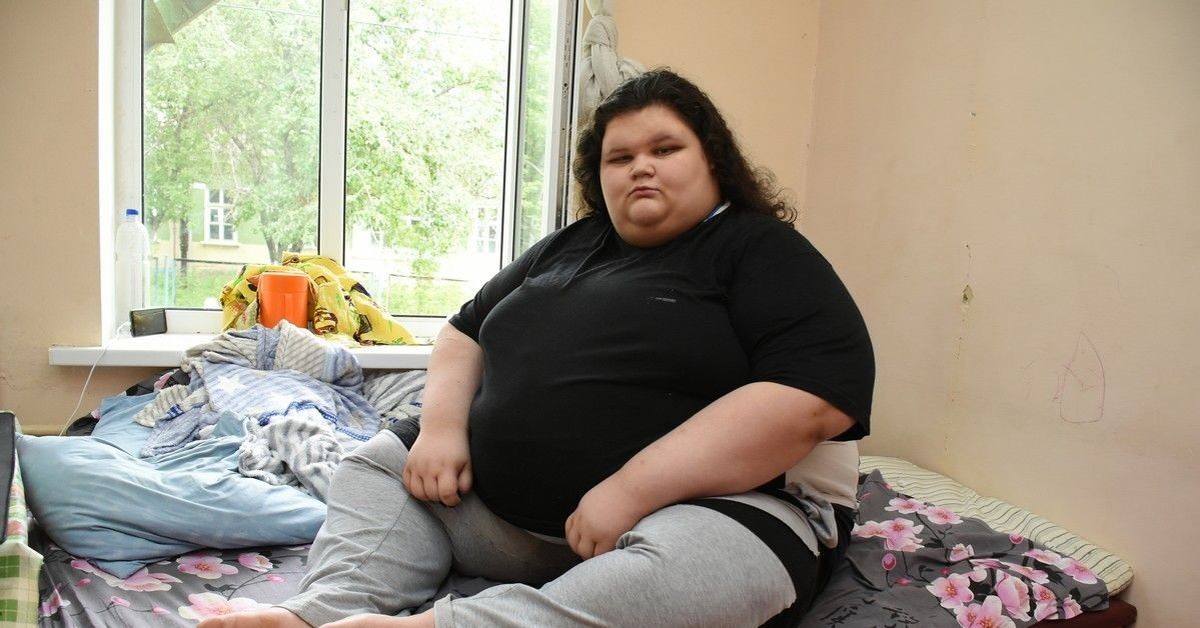 Толстая девочка 11. Жирные плдростнуи. Ожирение у подростков. Ожирение у девушек.