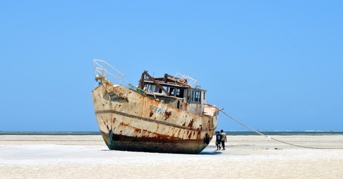 Корабль на мели фото. Корабль на мели. Мель. Мель в море. Песчаный корабль.