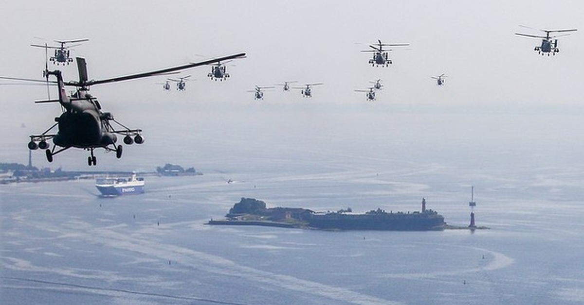 Вертолет над водохранилищем. Военный корабль с вертолетом. Вертолет на корабле. Парад ВМФ вертолеты. Военные вертолеты над СПБ.