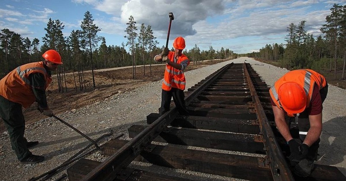 Работа строительство железных дорог. Укладка ЖД путей. Строительство железных дорог. Строитель железных дорог. Строительство железнодорожных путей.