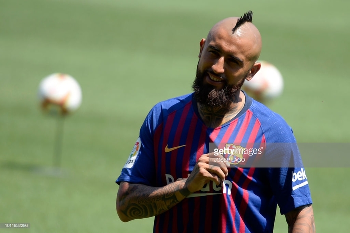 Barcelona newcomer Arturo Vidal gets his image tweaked by measuring his height - Sport, Football, Barcelona, , Прическа, GIF, Barcelona Football Club