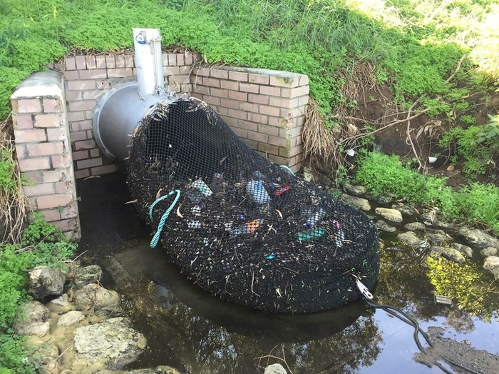 Как не допустить городской мусор из ливневой канализации в реку