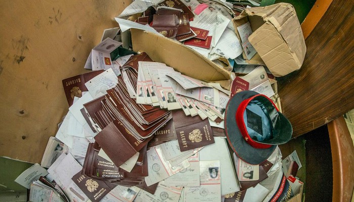 The blogger found hundreds of personal documents in an abandoned police station in Moscow. - The passport, Ministry of Internal Affairs, Moscow, Longpost