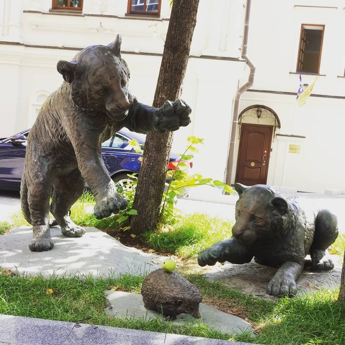 Playing tiger cubs - My, Moscow, , Monument, Tiger, Urban fantasy, Longpost, Sculpture, Art object