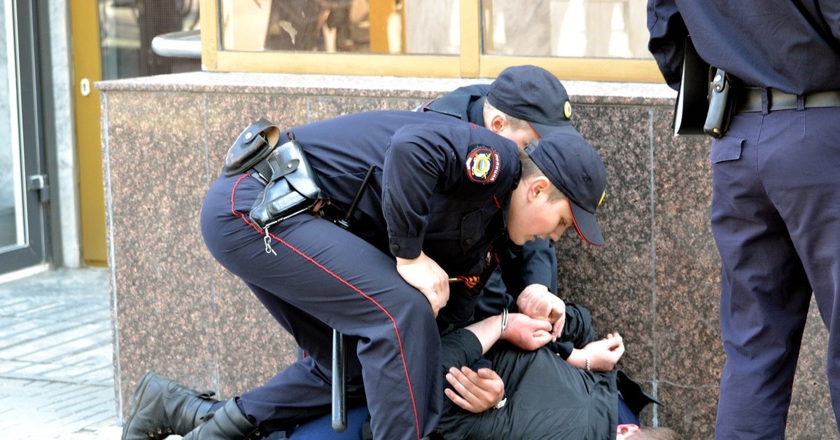 Взять силком. Задержание преступника. Полиция преступление. Нарушитель общественного порядка.