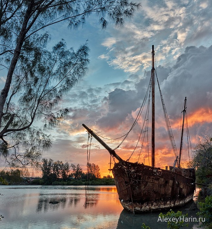 Dawn over the old schooner - My, Seychelles, Ship, Ocean, dawn, Clouds, Reflection, The photo