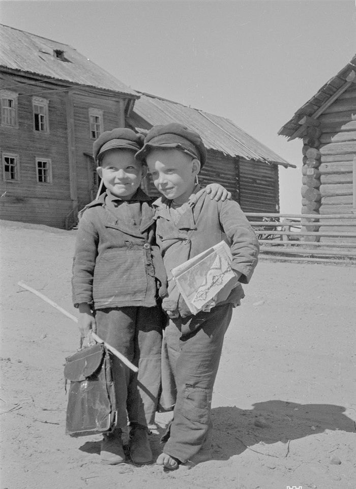 The boys are coming home from school - Карелия, 1940, Story, Black and white photo