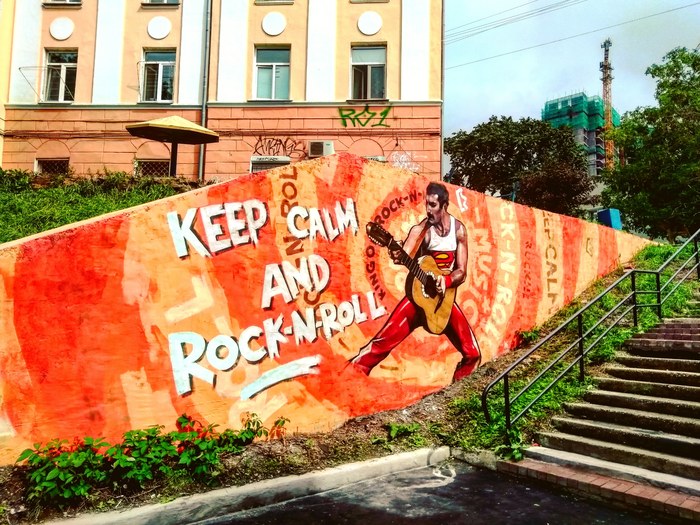 Keep calm and rock - My, The photo, Photo on sneaker, Graffiti, Wall, Drawing, Vladivostok, Freddie Mercury, Keep calm