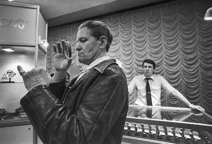 A customer in the Jindo Rus JV jewelry store at the Intourist Hotel, 1991. - , Story, the USSR