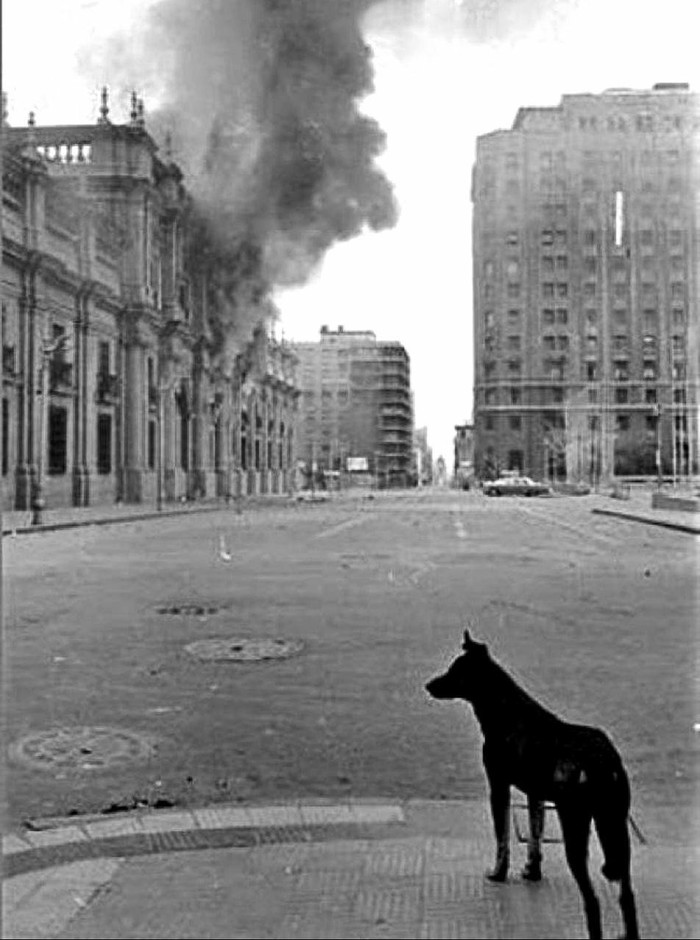 Burning presidential palace during the coup d'etat in Chile, 1973. - The photo, Chile, Coup