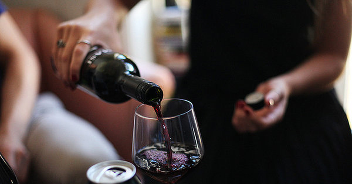 Картинка пить вино. Мужчина с вином. Девушка с вином. Мужчина с бокалом вина. Фотосессия с вином.