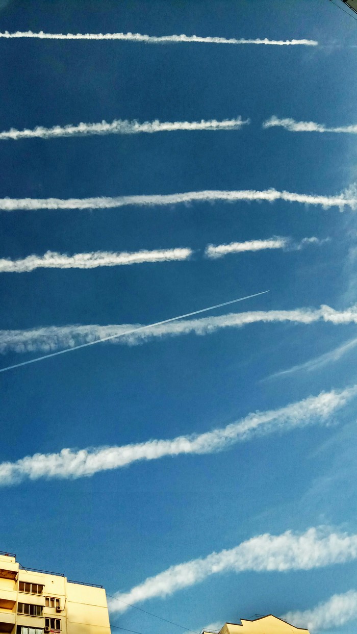He raised his head, and there is the horror of fans of the theory of chemtrails - My, Chemtrails, Airplane, Condensation trail
