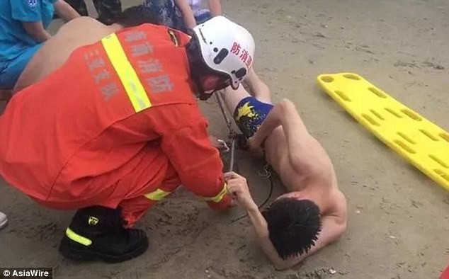 The stingray grabbed the swimmer's most valuable thing, and the tourists filmed his torment on video. - news, Stingray, Accident, China, Video, Bathing, Bathing