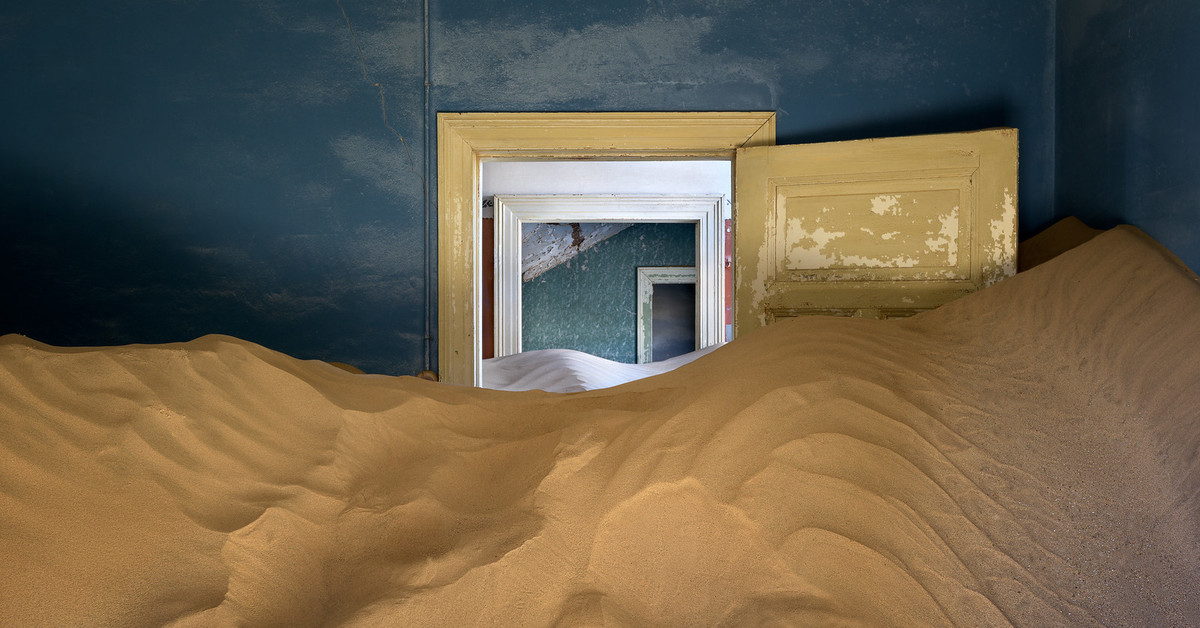 Дом песка 2003. Колманскоп (Kolmanskop), Намибия. Колманскоп Намибия внутри дома. Песчаный дом. Дом занесенный песком.