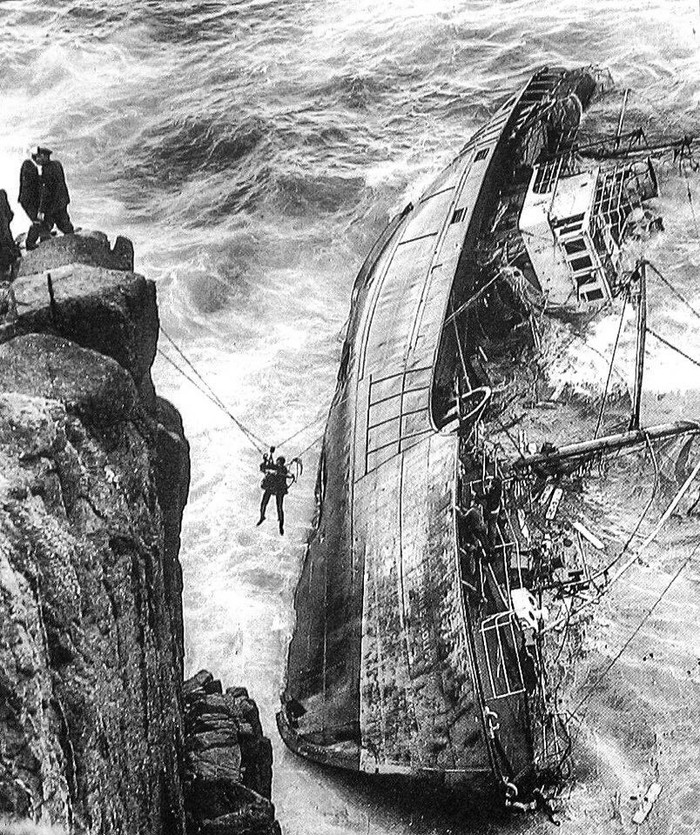 Evacuation of the crew of the stranded trawler. - England, Trawler, Shallow, Shipwreck