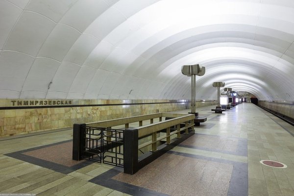 Зачем в Ленинградском метро строили станции с дверьми на платформе? метро