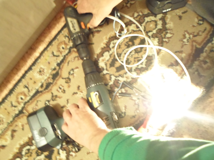 Screwdriver as a compact affordable DC generator. - My, Screwdriver, Electric generator, Charger, Life hack, Experiment, Longpost