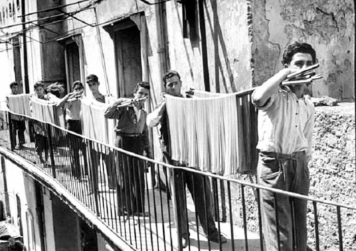 Spaghetti production in a pasta factory, Naples, 1932 - The photo, Spaghetti, Production