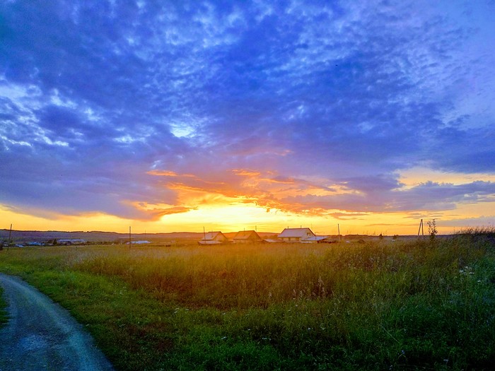 Теплый закат в селе