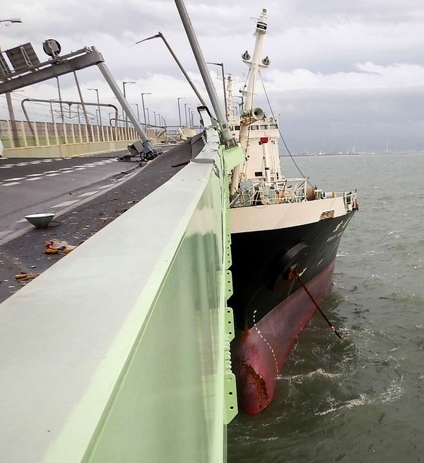 Encounter with the bridge - Ship, Bridge, Who will win, Typhoon, Japan