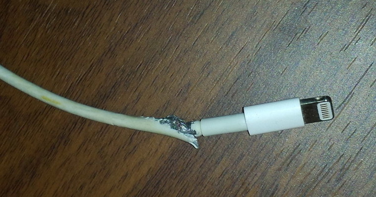 Зарядка для телефона сломалась. Провод от айфона поломанный. Провод Apple Lightning поврежден. Как починить провод от зарядки айфона. Сломанный кабель зарядки.