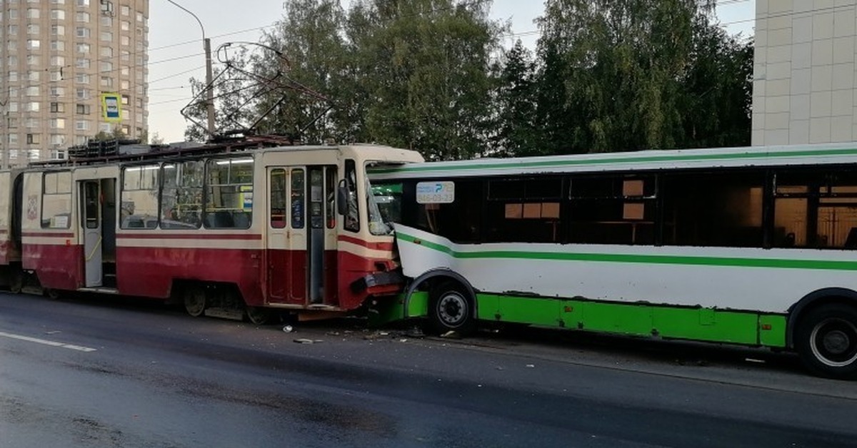 Дтп с трамваем в санкт петербурге. Трамвай. Аварии на общественном транспорте. Автобус и трамвай. Трамвай СПБ.