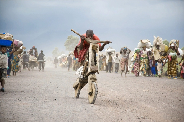 The main thing is to keep the steering wheel. - Africa, Images, Moto