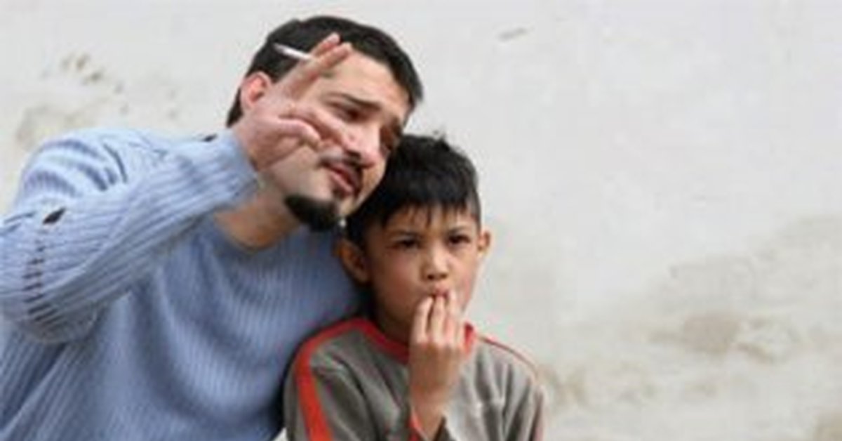 курение иллюстрации для малышей. отец курильщика. курит. дети и взрослые курят. курящий папа.