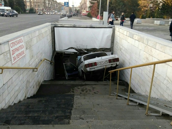 Going down, hold on to the railing - Crash, Road accident, Omsk