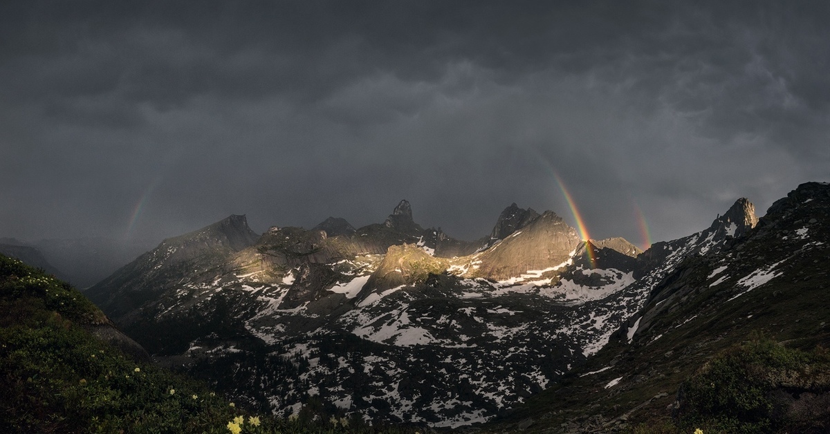 Mountains 11. Ергаки Эстетика. Ергаки звездное небо. Ергаки ночью. Саяны ночью.