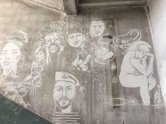 A certain artist ennobled the Moscow entrance by using a knife - Artist, Entrance, Knife, Drawing, Wall, Celebrities, Beautification, Longpost