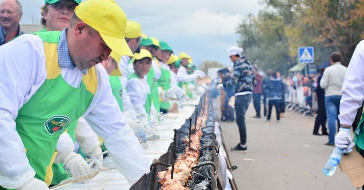 Большой шашлык. Самый большой шашлык в мире. Самый длинный шашлык в мире книга рекордов гиннесса. Большой шашлык. Самый длинный шашлык в мире.