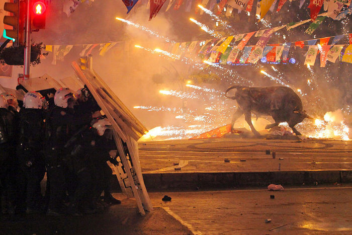 Street fighting in Istanbul. - The photo, Art, Istanbul, Protest, The statue, Bull, Fireworks, Sculpture