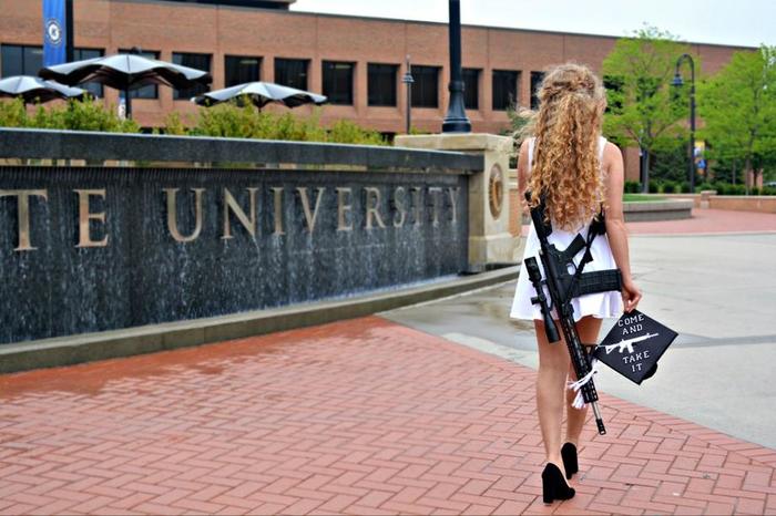 Студентка университета штата Огайо сосет хуй (52 фото)