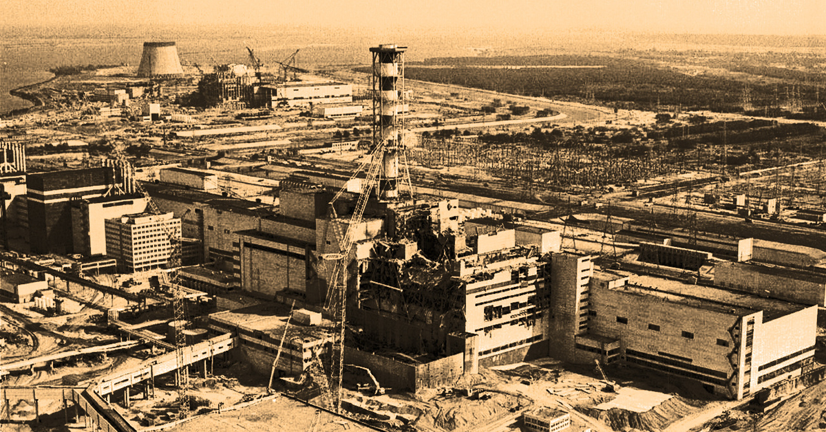 Момент взрыва аэс. ЧАЭС реактор 1986. Чернобыль авария 1986. Чернобыльская АЭС после взрыва. Чернобыльская АЭС 1982.