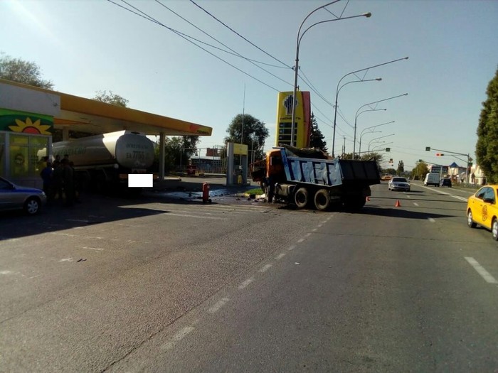 The wheel burst - Road accident, Crash, Abundant, Stavropol region, Колесо, Truck, Refueling, Brickworks, GIF, Longpost