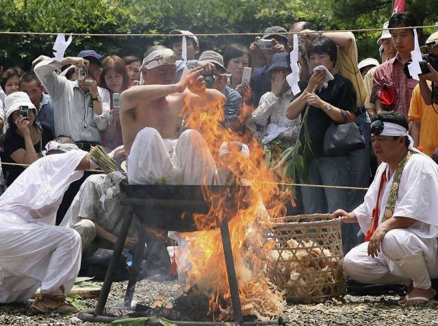 Fried ass monk or how strong is your faith? - Monks, Japan, 