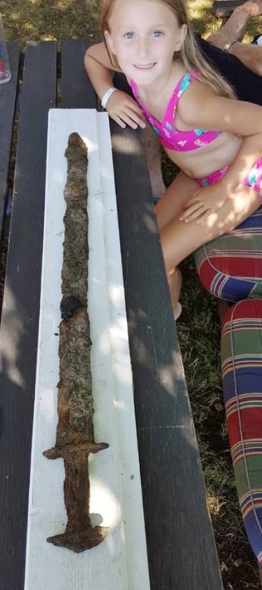 8-year-old girl finds 1500-year-old Viking sword while swimming in lake - Lake, Sword, Викинги, Reddit