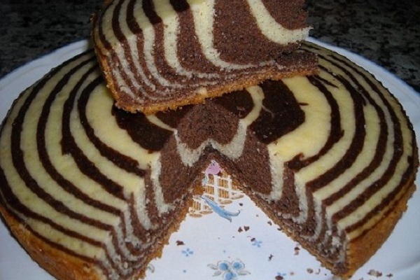 Простой пирог зебра на сметане в духовке