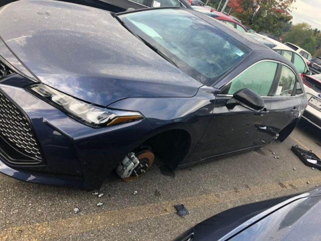 The thieves removed the wheels in the parking lot of the dealership - Wheels, Parking, Theft, Longpost