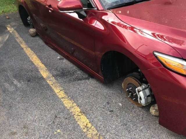 The thieves removed the wheels in the parking lot of the dealership - Wheels, Parking, Theft, Longpost