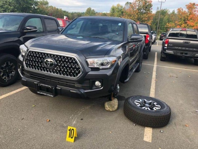 The thieves removed the wheels in the parking lot of the dealership - Wheels, Parking, Theft, Longpost