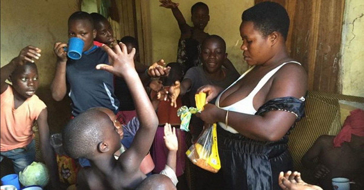 Негритянка рожает. Мариам Набатанзи Бабирье. Жительница Уганды Мариам Набатанзи (Mariam Nabatanzi). Женщина родила 44 ребенка в Африке.