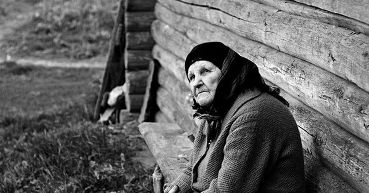 Старая бабушка писает. Старушка у забора. Старая мать. Деревенская бабушка плачет. Старушка мать ждет сына.