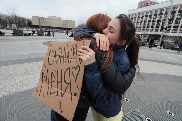 The day of hugs was held in Moscow ahead of schedule. - Hug Day, Hugs, Theft, iPhone, Moscow