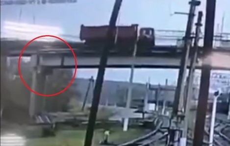 Is a truck to blame for the collapse of the viaduct in the Amur Svobodny? - Liberty, Longpost, Video, railway bridge, Collapse, Bridge, Road accident