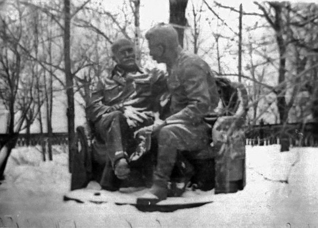 We talked and parted ways - Lenin, Stalin, Monument