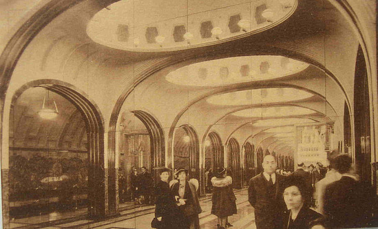 Visitors to the World's Fair inspect the layout of the Moscow Metro station Mayakovskaya, 1939, New York - Metro, Layout