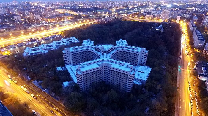В Москве сносят Ховринскую больницу. Чем она знаменита