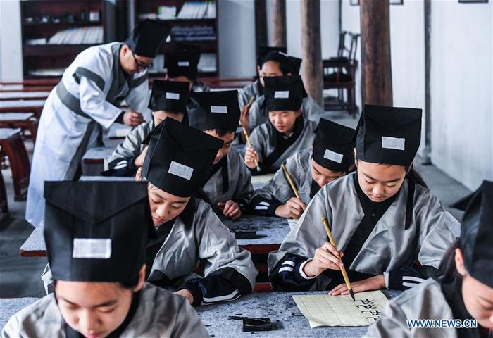 Primary school students in Zhejiang Province study the ancient culture of China in special classes. - The culture, China, Longpost, School, Children